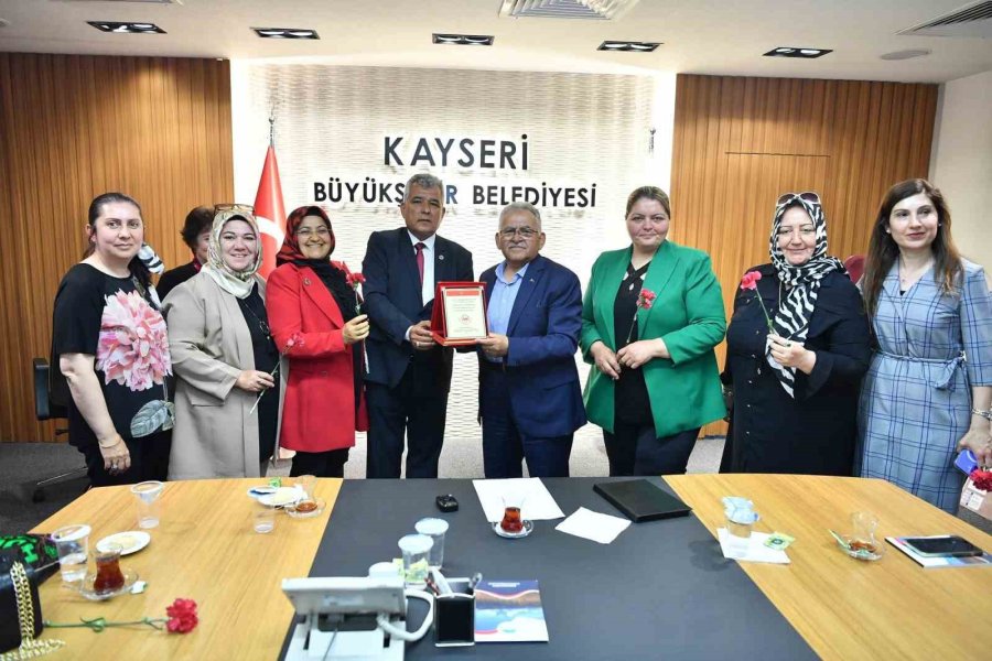 Başkan Büyükkılıç, Kadın Muhtarların Anneler Gününü Kutladı
