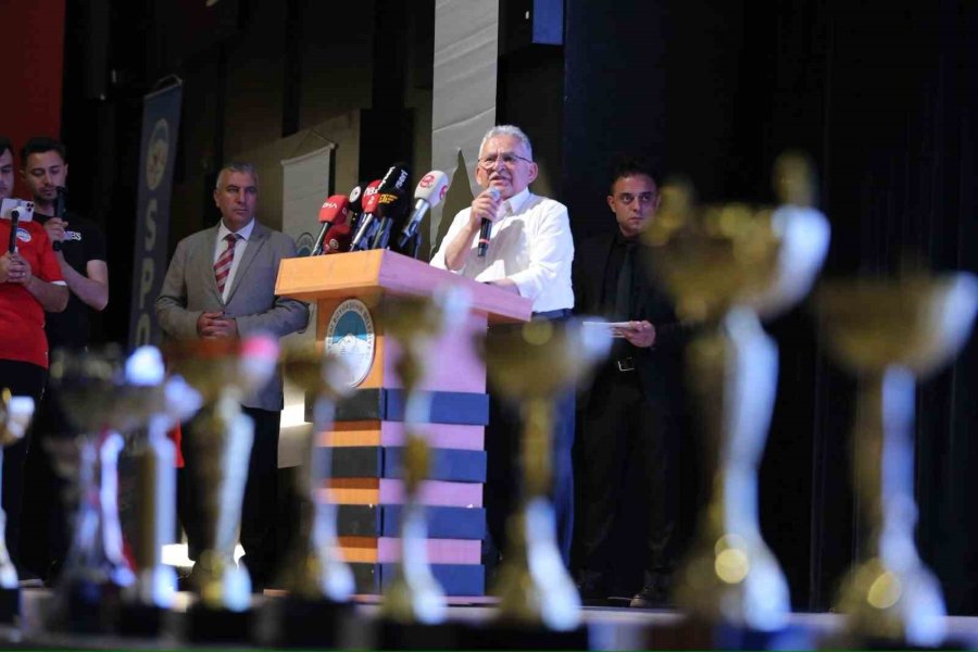 Genç Sporcular Ödüllendirildi