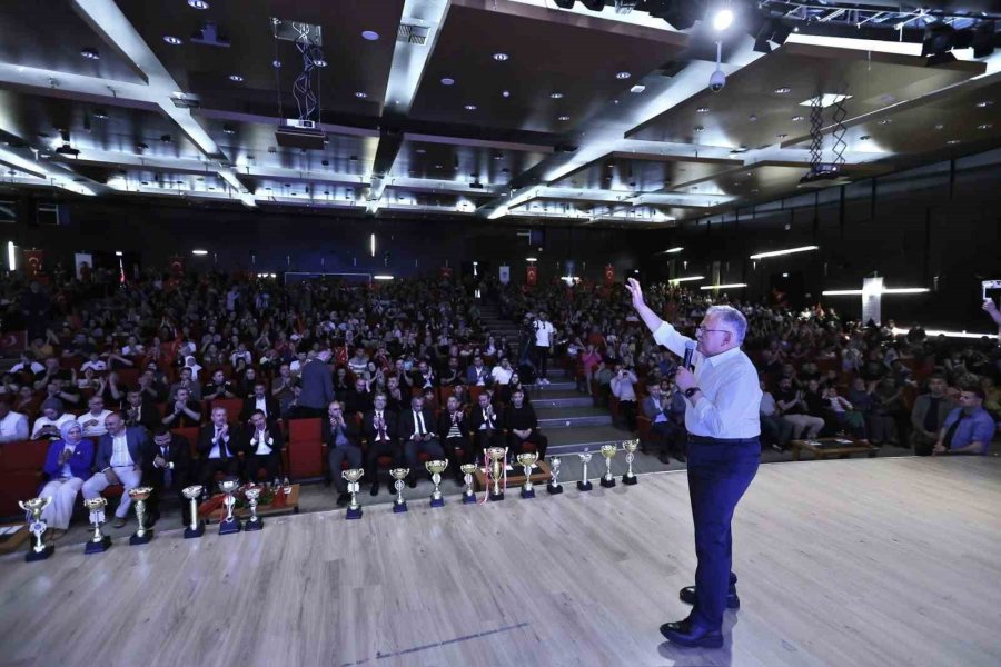 Genç Sporcular Ödüllendirildi