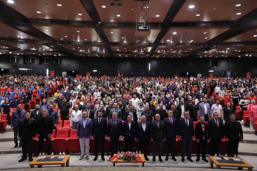 Genç Sporcular Ödüllendirildi