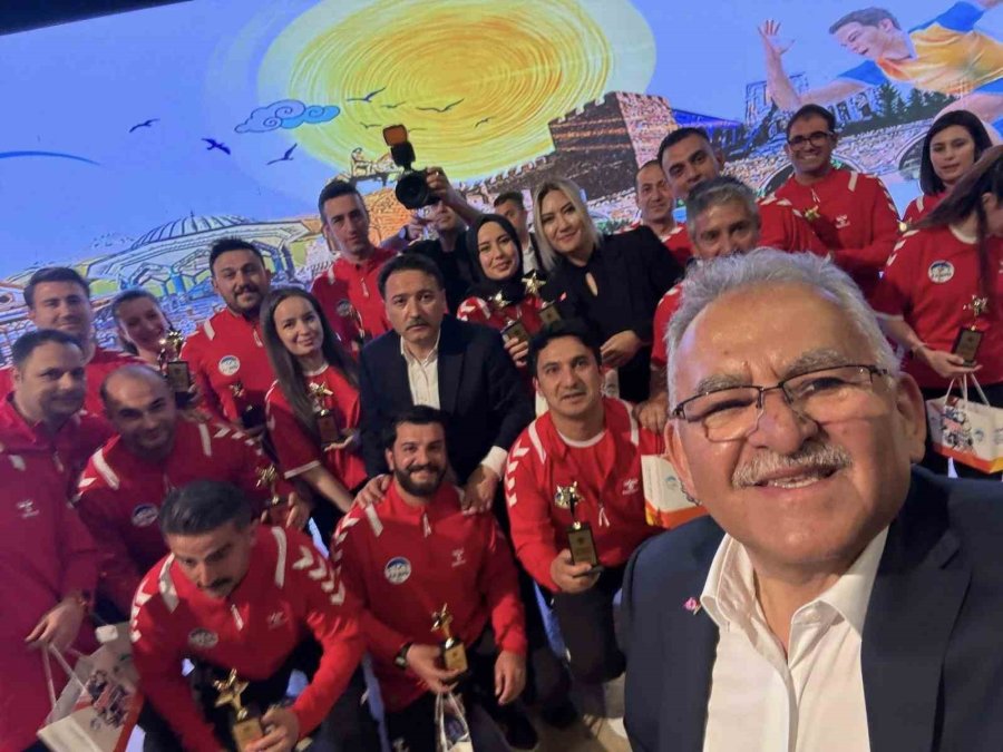 Genç Sporcular Ödüllendirildi