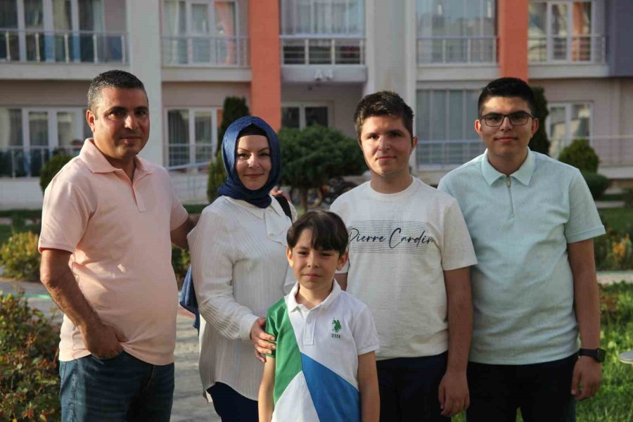 Çocuklarına En İyi Şekilde Bakıyor, Başarılı Bir Avukat Olmak İstiyor