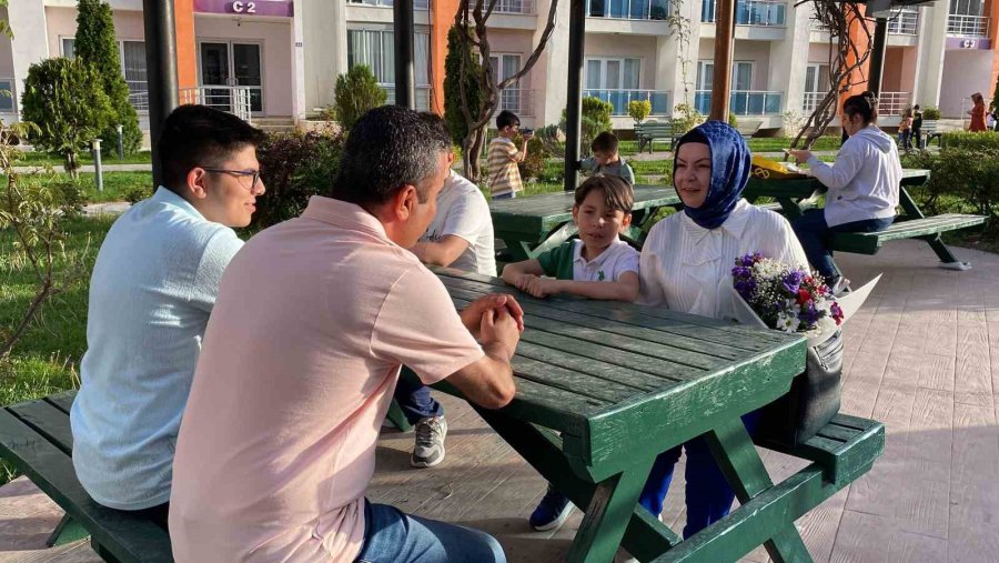 Çocuklarına En İyi Şekilde Bakıyor, Başarılı Bir Avukat Olmak İstiyor