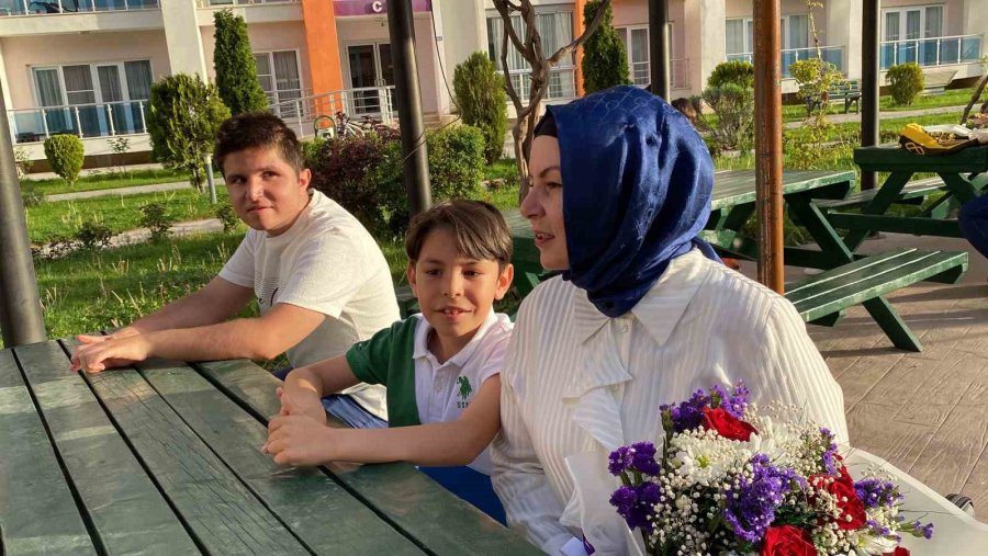 Çocuklarına En İyi Şekilde Bakıyor, Başarılı Bir Avukat Olmak İstiyor