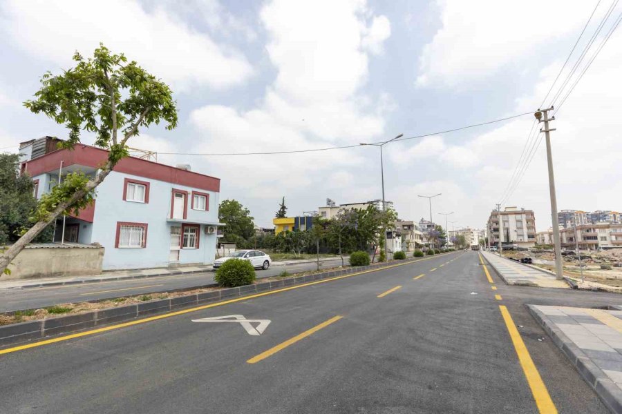 Tarsus’ta Caddelerde Yenileme Çalışmaları Sürüyor