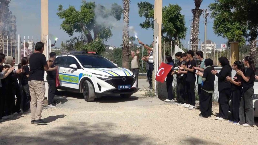 Kaza İhbarıyla Çağrılan Trafik Ekiplerine Pastalı, Meşaleli Sürpriz Kutlama