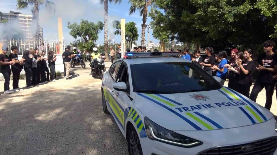 Kaza İhbarıyla Çağrılan Trafik Ekiplerine Pastalı, Meşaleli Sürpriz Kutlama