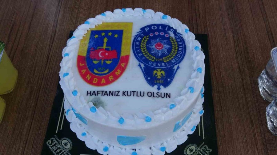 Kaza İhbarıyla Çağrılan Trafik Ekiplerine Pastalı, Meşaleli Sürpriz Kutlama