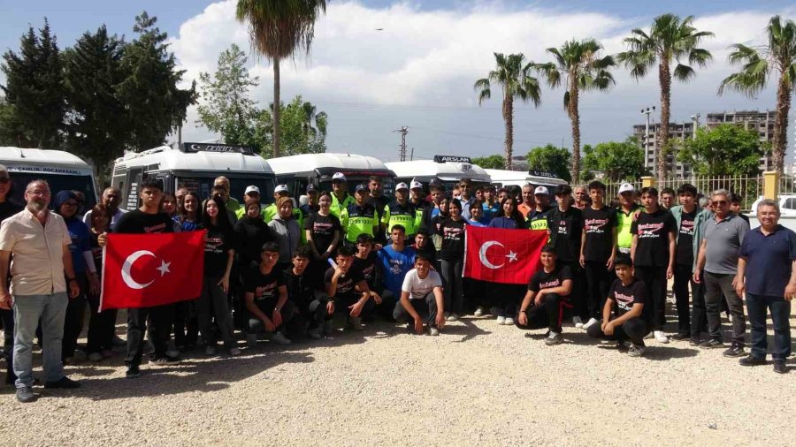 Kaza İhbarıyla Çağrılan Trafik Ekiplerine Pastalı, Meşaleli Sürpriz Kutlama