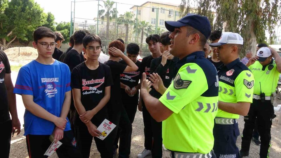 Kaza İhbarıyla Çağrılan Trafik Ekiplerine Pastalı, Meşaleli Sürpriz Kutlama