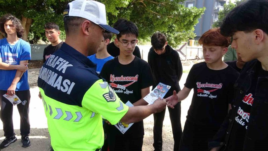 Kaza İhbarıyla Çağrılan Trafik Ekiplerine Pastalı, Meşaleli Sürpriz Kutlama