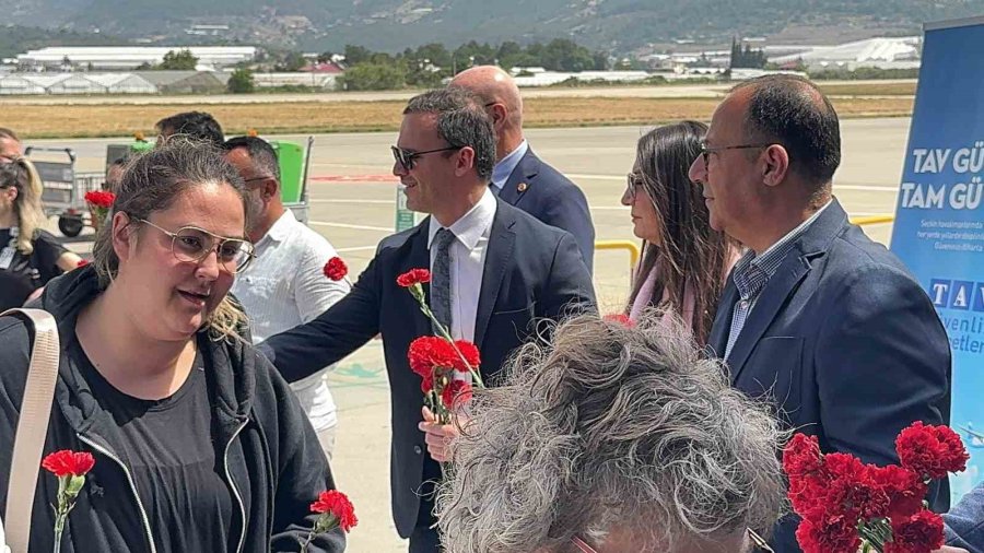 Danimarka’dan Havalanan Uçak; Gazipaşa’da Su Takı Seremonisiyle Karşılandı