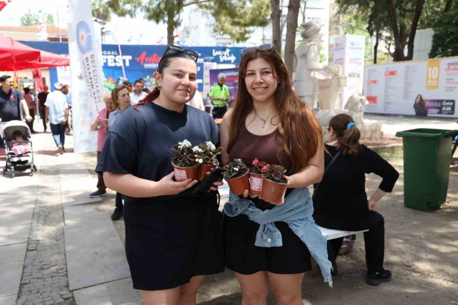 Antalya Büyükşehir’den Annelere 25 Bin Çiçek