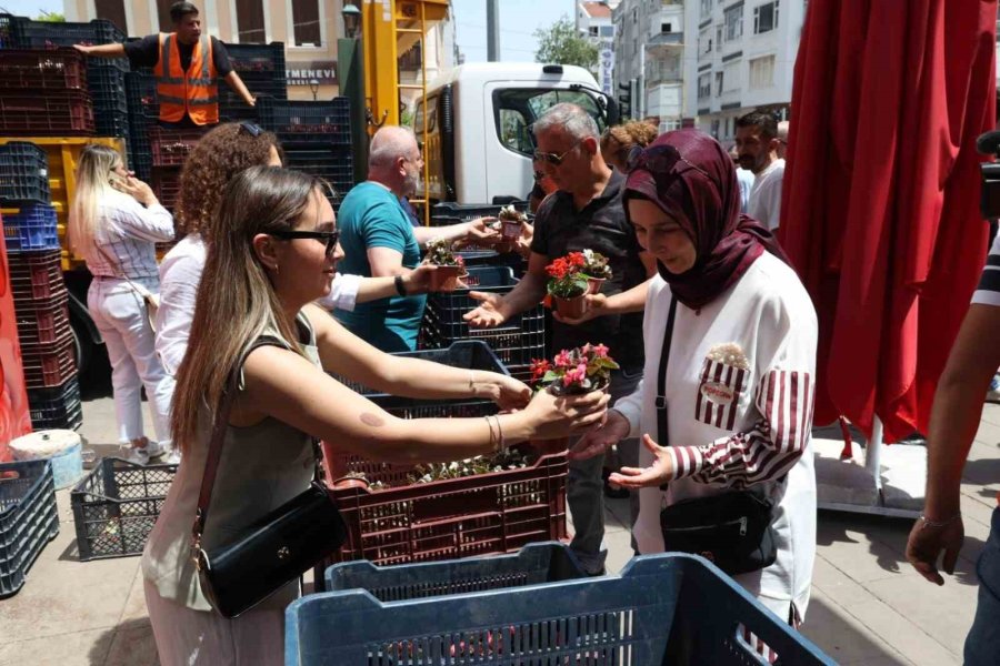 Antalya Büyükşehir’den Annelere 25 Bin Çiçek
