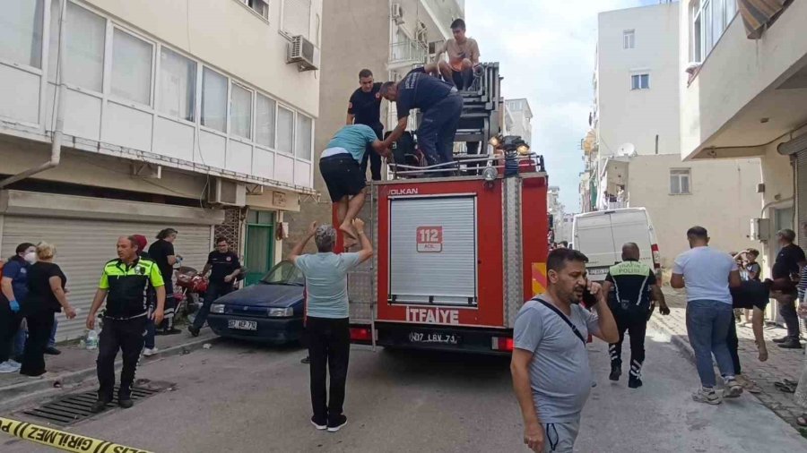 Antalya’da 4 Katlı Binada Yangın Paniği: Mahsur Kalanları İtfaiye Kurtardı
