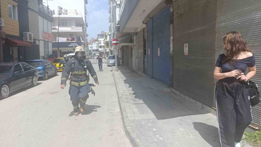 Antalya’da 4 Katlı Binada Yangın Paniği: Mahsur Kalanları İtfaiye Kurtardı