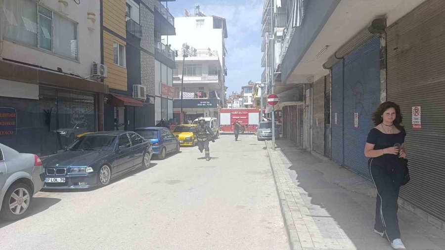 Antalya’da 4 Katlı Binada Yangın Paniği: Mahsur Kalanları İtfaiye Kurtardı