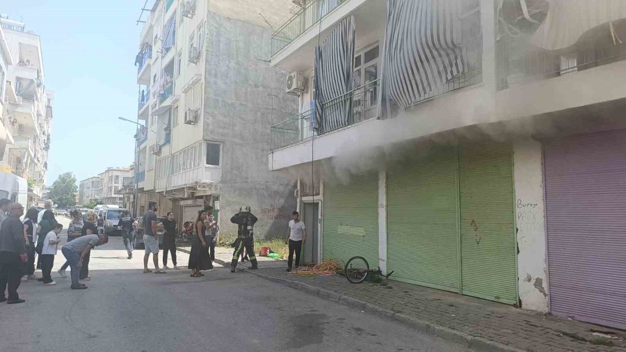 Antalya’da 4 Katlı Binada Yangın Paniği: Mahsur Kalanları İtfaiye Kurtardı
