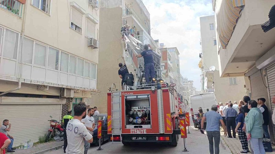 Antalya’da 4 Katlı Binada Yangın Paniği: Mahsur Kalanları İtfaiye Kurtardı