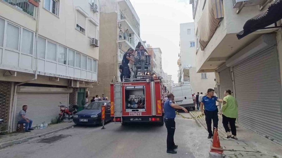 Antalya’da 4 Katlı Binada Yangın Paniği: Mahsur Kalanları İtfaiye Kurtardı