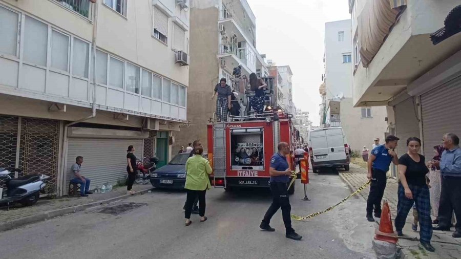 Antalya’da 4 Katlı Binada Yangın Paniği: Mahsur Kalanları İtfaiye Kurtardı