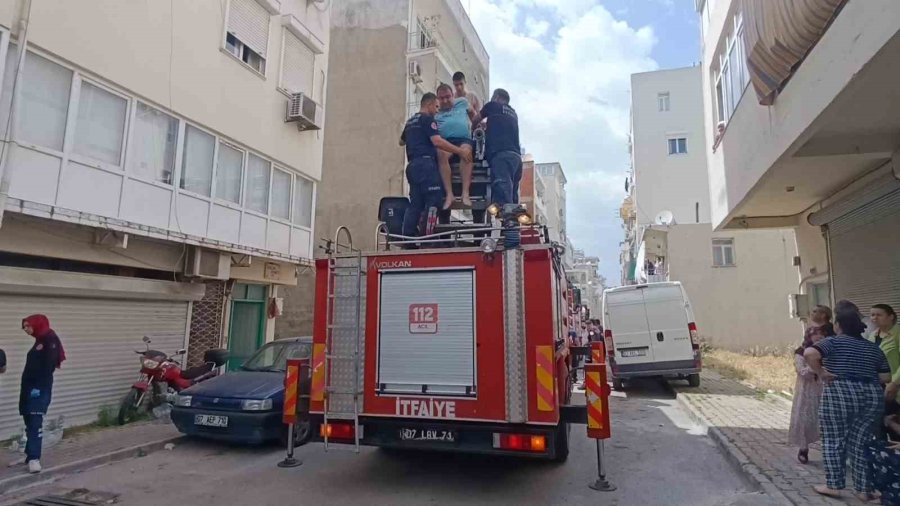 Antalya’da 4 Katlı Binada Yangın Paniği: Mahsur Kalanları İtfaiye Kurtardı