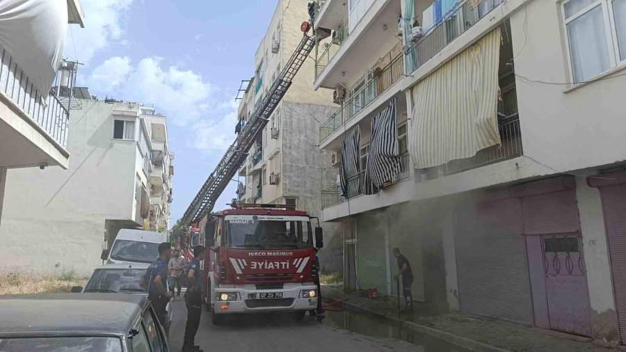 Antalya’da 4 Katlı Binada Yangın Paniği: Mahsur Kalanları İtfaiye Kurtardı