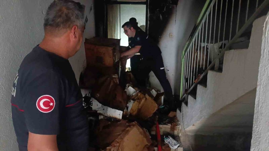 Antalya’da 4 Katlı Binada Yangın Paniği: Mahsur Kalanları İtfaiye Kurtardı