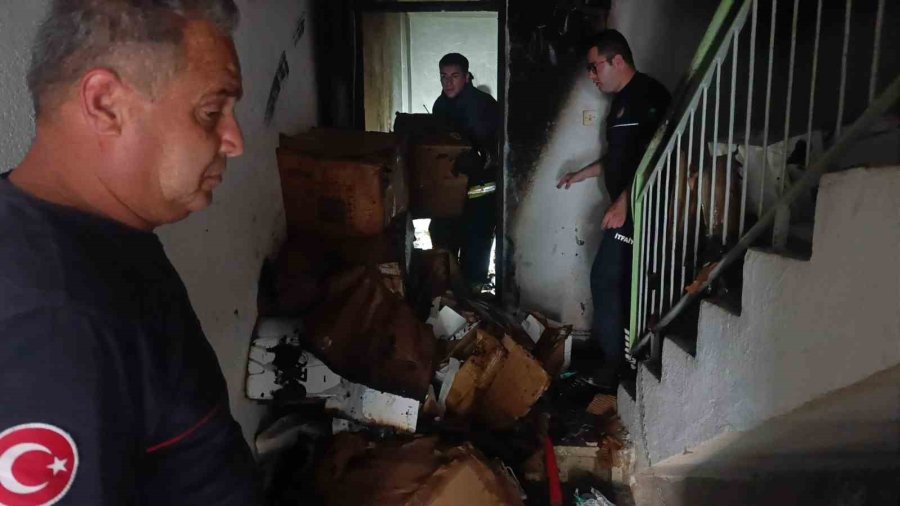 Antalya’da 4 Katlı Binada Yangın Paniği: Mahsur Kalanları İtfaiye Kurtardı