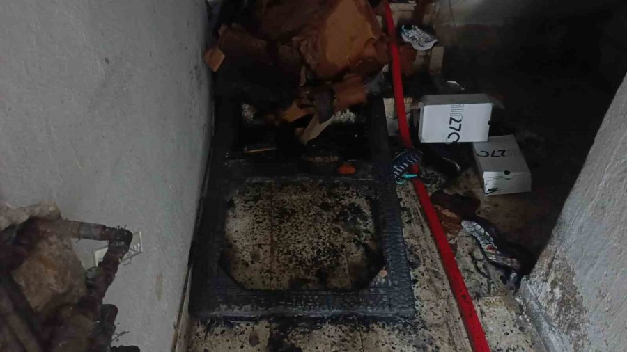 Antalya’da 4 Katlı Binada Yangın Paniği: Mahsur Kalanları İtfaiye Kurtardı