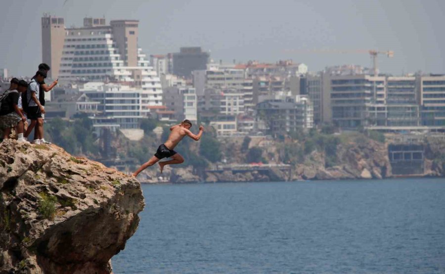 30 Metrelik Falezlerden Ölümüne Atlayış
