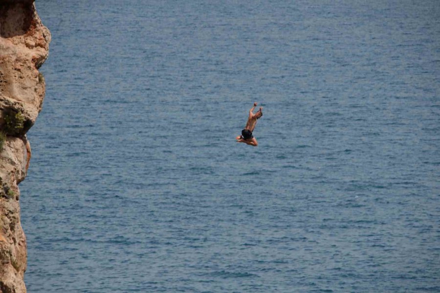 30 Metrelik Falezlerden Ölümüne Atlayış