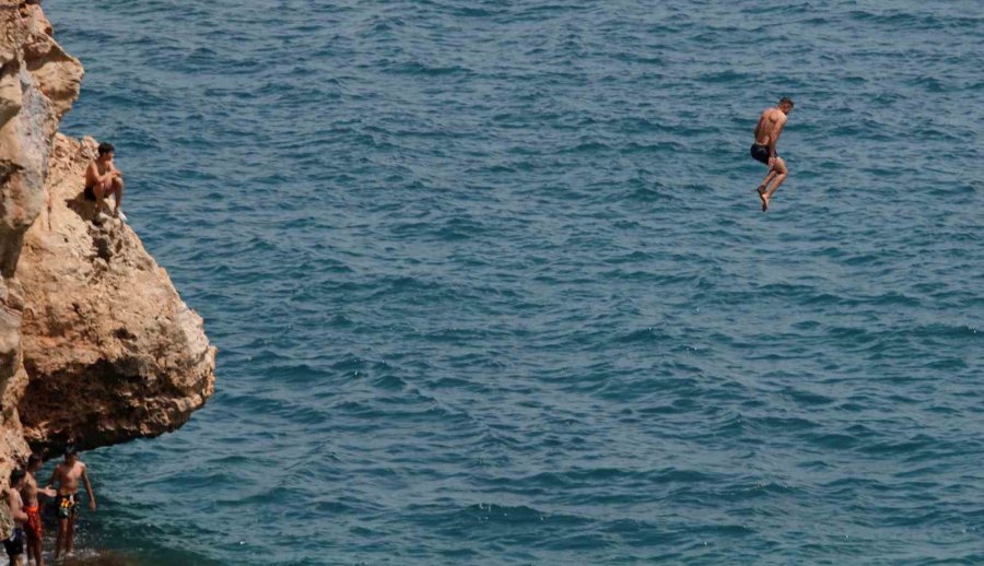 30 Metrelik Falezlerden Ölümüne Atlayış