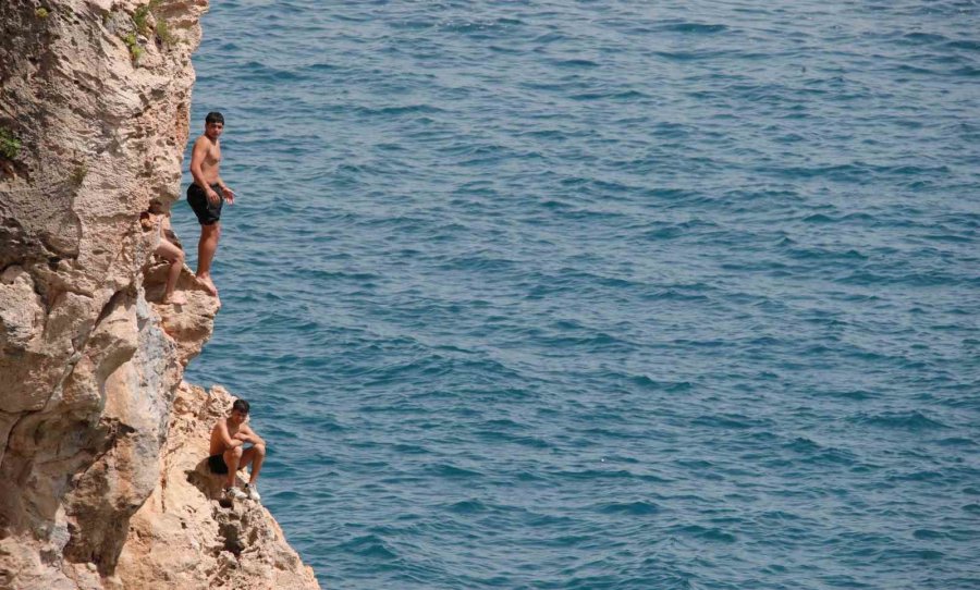 30 Metrelik Falezlerden Ölümüne Atlayış