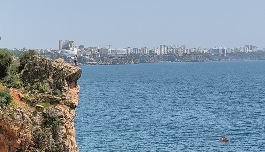 30 Metrelik Falezlerden Ölümüne Atlayış