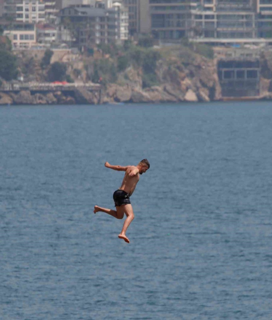 30 Metrelik Falezlerden Ölümüne Atlayış