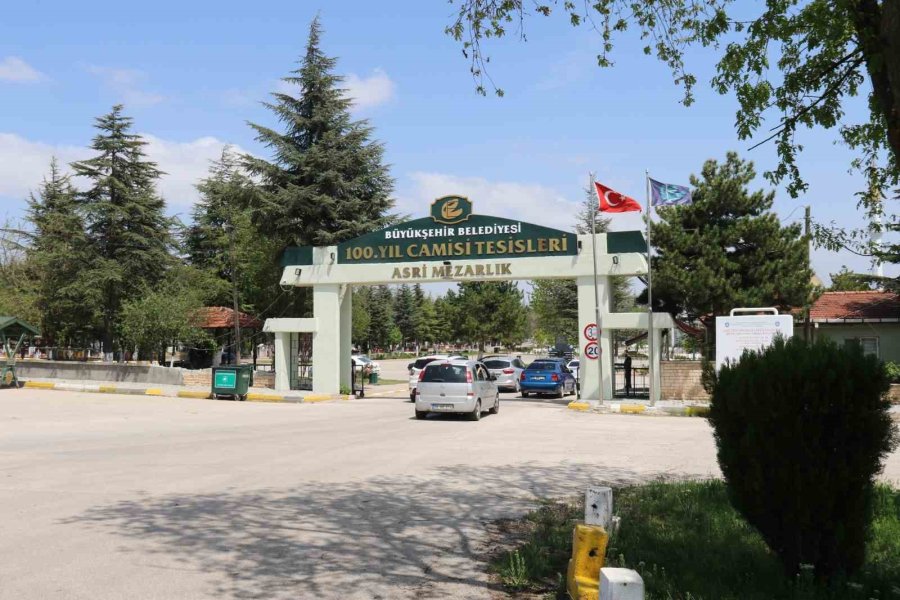 Anneler Günü’nü Bebeğinin Mezar Taşını Öperek Geçirdi