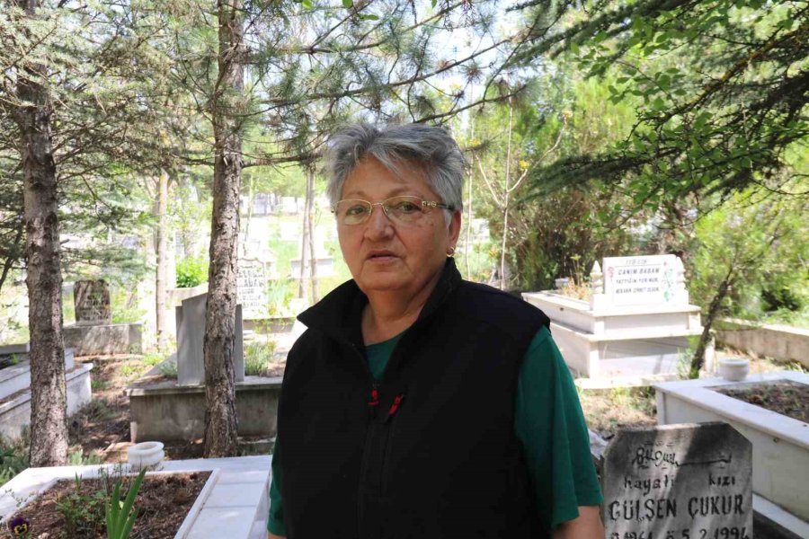 Anneler Günü’nü Bebeğinin Mezar Taşını Öperek Geçirdi