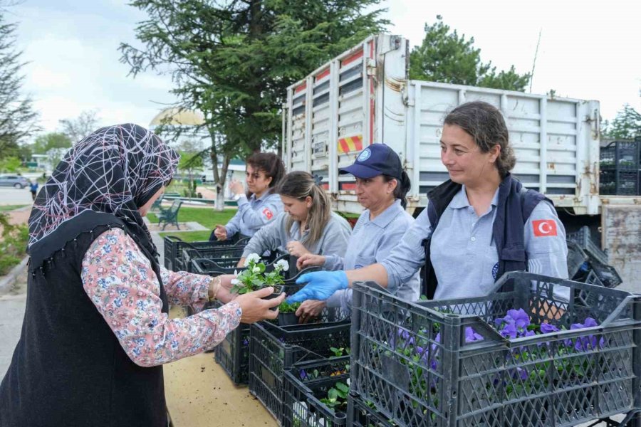 Eskişehir Büyükşehir Belediyesi’nden Duygulandıran Çiçek Jesti