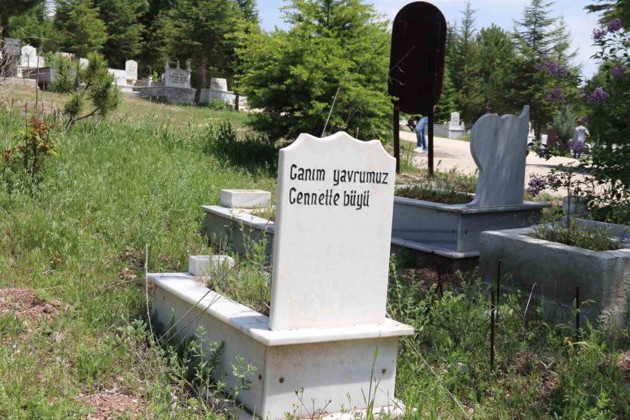 Anneler Günü’nü Bebeğinin Mezar Taşını Öperek Geçirdi