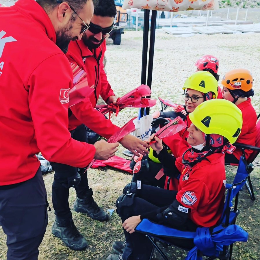 Dorlion Arama Kurtarma Ekibi, Anneler Günü’nde Fedakâr Üyelerini Unutmadı