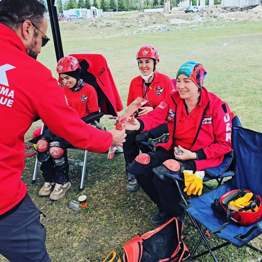 Dorlion Arama Kurtarma Ekibi, Anneler Günü’nde Fedakâr Üyelerini Unutmadı