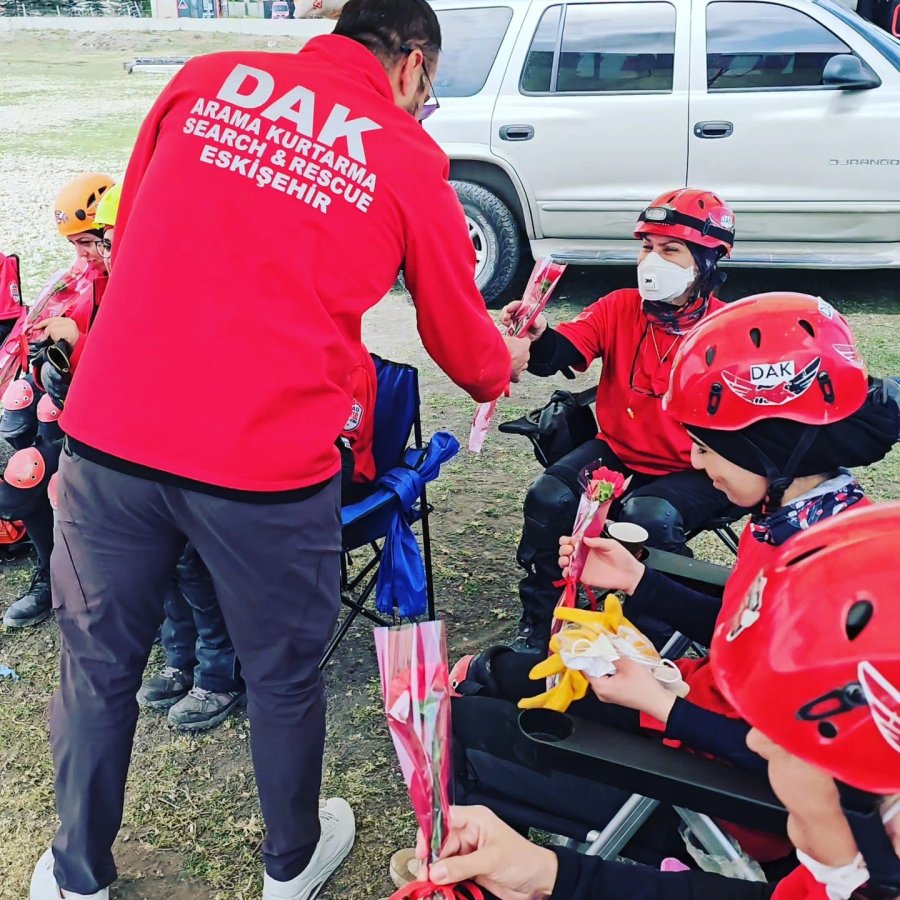 Dorlion Arama Kurtarma Ekibi, Anneler Günü’nde Fedakâr Üyelerini Unutmadı