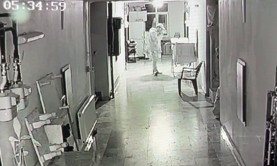 Havluyu Kokladı, Ayakkabıları Seçti, Beğendiklerini Poşetleyip Gitti