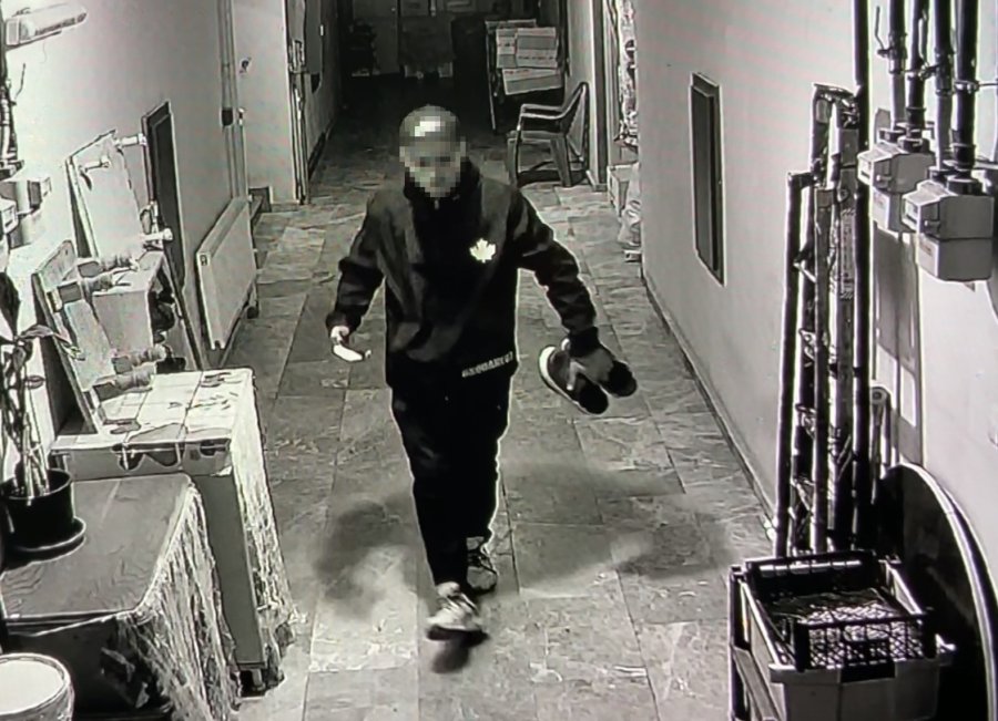 Havluyu Kokladı, Ayakkabıları Seçti, Beğendiklerini Poşetleyip Gitti