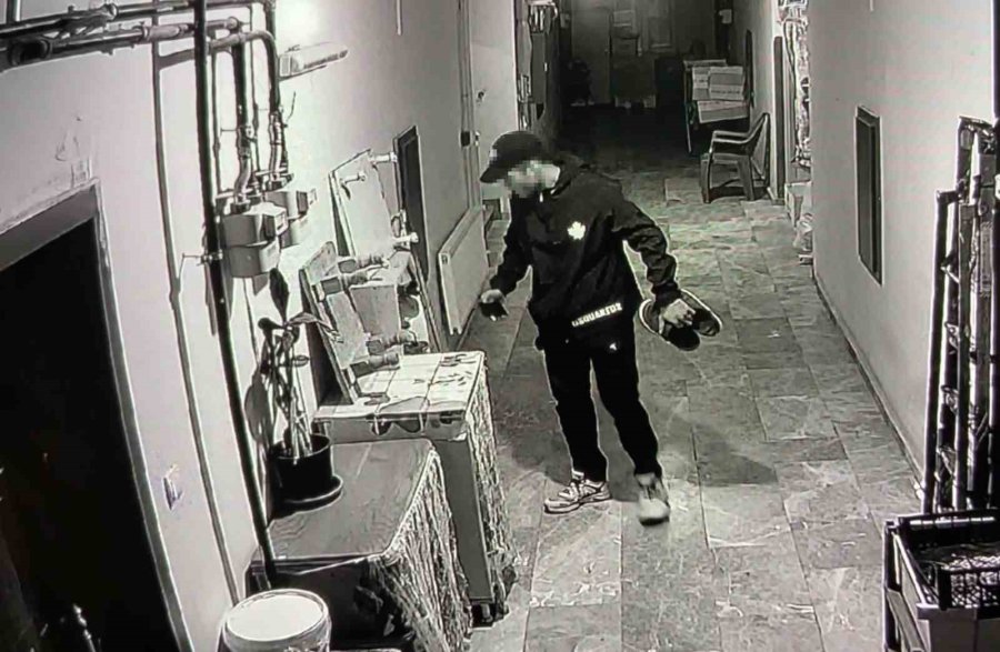 Havluyu Kokladı, Ayakkabıları Seçti, Beğendiklerini Poşetleyip Gitti