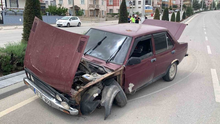 Aydınlatma Direğine Çarpan Otomobil Orta Refüjü Aşarak Karşı Şeride Geçti