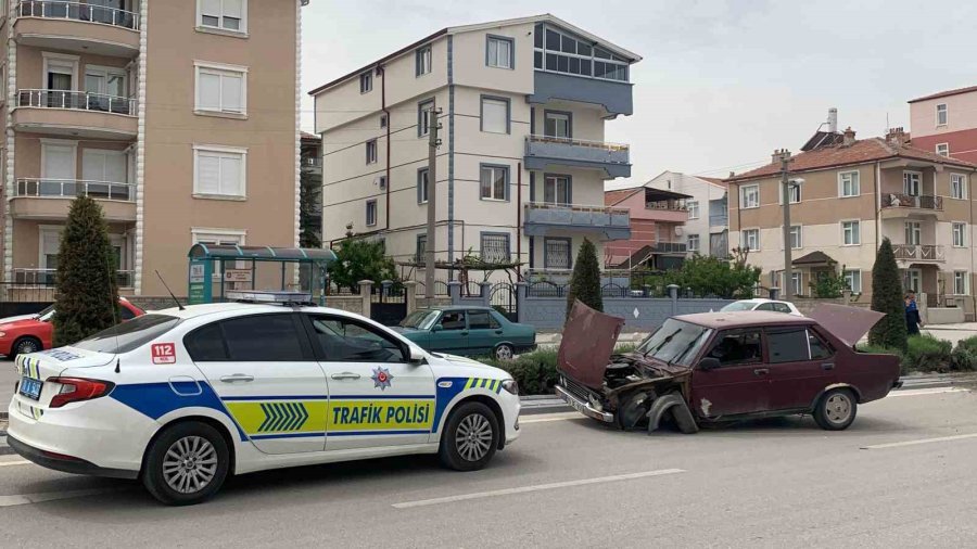 Aydınlatma Direğine Çarpan Otomobil Orta Refüjü Aşarak Karşı Şeride Geçti