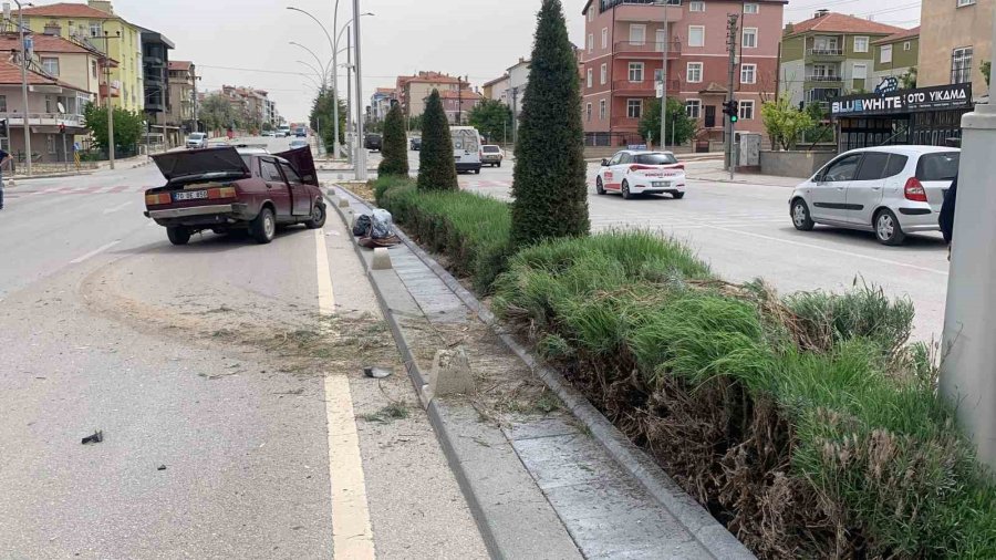 Aydınlatma Direğine Çarpan Otomobil Orta Refüjü Aşarak Karşı Şeride Geçti