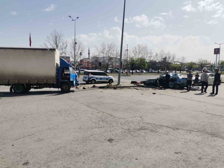 Kamyonet İle Otomobil Çarpıştı